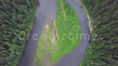 夏季森林河流鸟瞰图.. 剪辑。 夏季飞行期间用河流鸟瞰林地